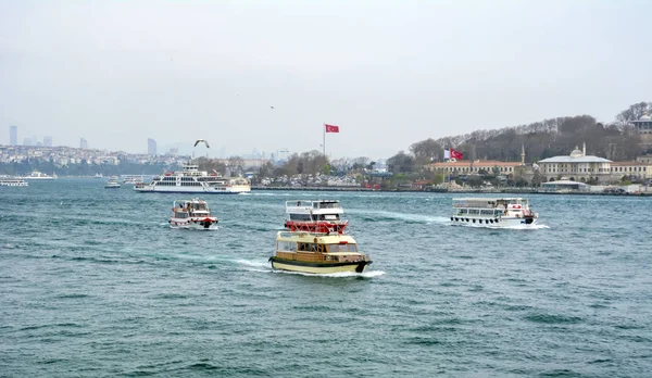 İstanbul, Türkiye 03 Nisan 2019: Türkiye'de Müslüman mimarisi ve su taşımacılığı - İstanbul Boğazı'nda deniz yolculuğundan gelen turistik manzaralar. Gün batımında İstanbul Şehir Manzarası - eski cami ve türk vapurları, Haliç manzarası.