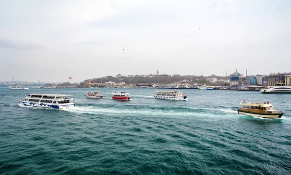 İstanbul, Türkiye 03 Nisan 2019: Türkiye'de Müslüman mimarisi ve su taşımacılığı - İstanbul Boğazı'nda deniz yolculuğundan gelen turistik manzaralar. Gün batımında İstanbul Şehir Manzarası - eski cami ve türk vapurları, Haliç manzarası.