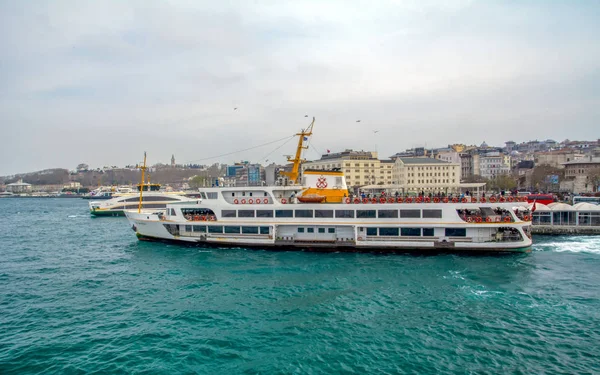 İstanbul, Türkiye 03 Nisan 2019: Türkiye'de Müslüman mimarisi ve su taşımacılığı - İstanbul Boğazı'nda deniz yolculuğundan gelen turistik manzaralar. Gün batımında İstanbul Şehir Manzarası - eski cami ve türk vapurları, Haliç manzarası.