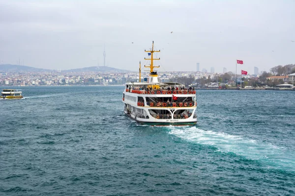 İstanbul, Türkiye 03 Nisan 2019: Türkiye'de Müslüman mimarisi ve su taşımacılığı - İstanbul Boğazı'nda deniz yolculuğundan gelen turistik manzaralar. Gün batımında İstanbul Şehir Manzarası - eski cami ve türk vapurları, Haliç manzarası.