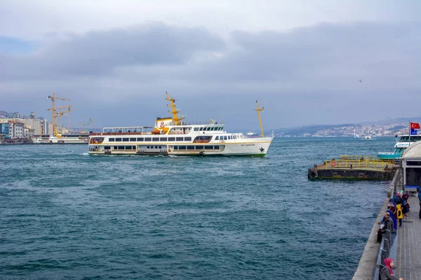 İstanbul, Türkiye 03 Nisan 2019: Türkiye'de Müslüman mimarisi ve su taşımacılığı - İstanbul Boğazı'nda deniz yolculuğundan gelen turistik manzaralar. Gün batımında İstanbul Şehir Manzarası - eski cami ve türk vapurları, Haliç manzarası.
