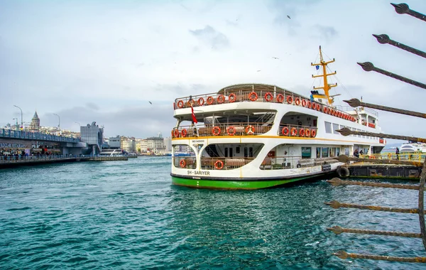 İstanbul, Türkiye 03 Nisan 2019: Türkiye'de Müslüman mimarisi ve su taşımacılığı - İstanbul Boğazı'nda deniz yolculuğundan gelen turistik manzaralar. Gün batımında İstanbul Şehir Manzarası - eski cami ve türk vapurları, Haliç manzarası.