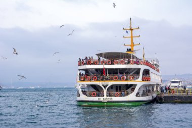 İstanbul, Türkiye 03 Nisan 2019: Türkiye'de Müslüman mimarisi ve su taşımacılığı - İstanbul Boğazı'nda deniz yolculuğundan gelen turistik manzaralar. Gün batımında İstanbul Şehir Manzarası - eski cami ve türk vapurları, Haliç manzarası.