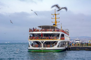 İstanbul, Türkiye 03 Nisan 2019: Türkiye'de Müslüman mimarisi ve su taşımacılığı - İstanbul Boğazı'nda deniz yolculuğundan gelen turistik manzaralar. Gün batımında İstanbul Şehir Manzarası - eski cami ve türk vapurları, Haliç manzarası.