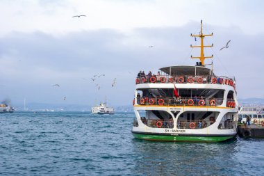 İstanbul, Türkiye 03 Nisan 2019: Türkiye'de Müslüman mimarisi ve su taşımacılığı - İstanbul Boğazı'nda deniz yolculuğundan gelen turistik manzaralar. Gün batımında İstanbul Şehir Manzarası - eski cami ve türk vapurları, Haliç manzarası.