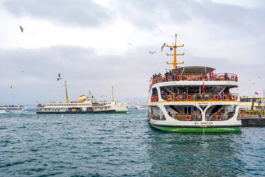 İstanbul, Türkiye 03 Nisan 2019: Türkiye'de Müslüman mimarisi ve su taşımacılığı - İstanbul Boğazı'nda deniz yolculuğundan gelen turistik manzaralar. Gün batımında İstanbul Şehir Manzarası - eski cami ve türk vapurları, Haliç manzarası.