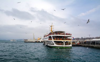 İstanbul, Türkiye 03 Nisan 2019: Türkiye'de Müslüman mimarisi ve su taşımacılığı - İstanbul Boğazı'nda deniz yolculuğundan gelen turistik manzaralar. Gün batımında İstanbul Şehir Manzarası - eski cami ve türk vapurları, Haliç manzarası.