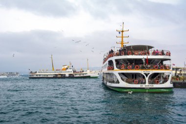 İstanbul, Türkiye 03 Nisan 2019: Türkiye'de Müslüman mimarisi ve su taşımacılığı - İstanbul Boğazı'nda deniz yolculuğundan gelen turistik manzaralar. Gün batımında İstanbul Şehir Manzarası - eski cami ve türk vapurları, Haliç manzarası.