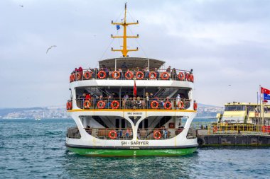 İstanbul, Türkiye 03 Nisan 2019: Türkiye'de Müslüman mimarisi ve su taşımacılığı - İstanbul Boğazı'nda deniz yolculuğundan gelen turistik manzaralar. Gün batımında İstanbul Şehir Manzarası - eski cami ve türk vapurları, Haliç manzarası.