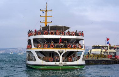 İstanbul, Türkiye 03 Nisan 2019: Türkiye'de Müslüman mimarisi ve su taşımacılığı - İstanbul Boğazı'nda deniz yolculuğundan gelen turistik manzaralar. Gün batımında İstanbul Şehir Manzarası - eski cami ve türk vapurları, Haliç manzarası.