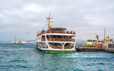 İstanbul, Türkiye 03 Nisan 2019: Türkiye'de Müslüman mimarisi ve su taşımacılığı - İstanbul Boğazı'nda deniz yolculuğundan gelen turistik manzaralar. Gün batımında İstanbul Şehir Manzarası - eski cami ve türk vapurları, Haliç manzarası.