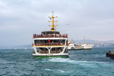 İstanbul, Türkiye 03 Nisan 2019: Türkiye'de Müslüman mimarisi ve su taşımacılığı - İstanbul Boğazı'nda deniz yolculuğundan gelen turistik manzaralar. Gün batımında İstanbul Şehir Manzarası - eski cami ve türk vapurları, Haliç manzarası.