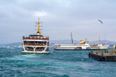 İstanbul, Türkiye 03 Nisan 2019: Türkiye'de Müslüman mimarisi ve su taşımacılığı - İstanbul Boğazı'nda deniz yolculuğundan gelen turistik manzaralar. Gün batımında İstanbul Şehir Manzarası - eski cami ve türk vapurları, Haliç manzarası.