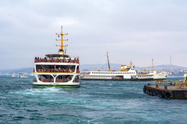 İstanbul, Türkiye 03 Nisan 2019: Türkiye'de Müslüman mimarisi ve su taşımacılığı - İstanbul Boğazı'nda deniz yolculuğundan gelen turistik manzaralar. Gün batımında İstanbul Şehir Manzarası - eski cami ve türk vapurları, Haliç manzarası.