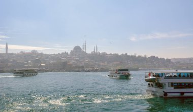 İstanbul, Türkiye 03 Nisan 2019: Türkiye'de Müslüman mimarisi ve su taşımacılığı - İstanbul Boğazı'nda deniz yolculuğundan gelen turistik manzaralar. Gün batımında İstanbul Şehir Manzarası - eski cami ve türk vapurları, Haliç manzarası.