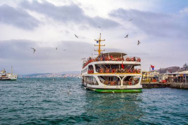 İstanbul, Türkiye 03 Nisan 2019: Türkiye'de Müslüman mimarisi ve su taşımacılığı - İstanbul Boğazı'nda deniz yolculuğundan gelen turistik manzaralar. Gün batımında İstanbul Şehir Manzarası - eski cami ve türk vapurları, Haliç manzarası.