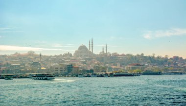 İstanbul, Türkiye 03 Nisan 2019: Türkiye'de Müslüman mimarisi ve su taşımacılığı - İstanbul Boğazı'nda deniz yolculuğundan gelen turistik manzaralar. Gün batımında İstanbul Şehir Manzarası - eski cami ve türk vapurları, Haliç manzarası.