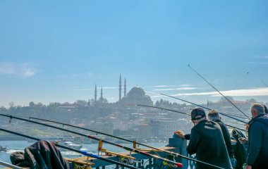 İstanbul, Türkiye 03 Nisan 2019: Türkiye'de Müslüman mimarisi ve su taşımacılığı - İstanbul Boğazı'nda deniz yolculuğundan gelen turistik manzaralar. Gün batımında İstanbul Şehir Manzarası - eski cami ve türk vapurları, Haliç manzarası.