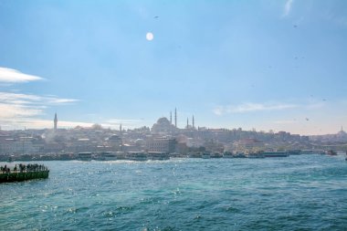 İstanbul, Türkiye 03 Nisan 2019: Türkiye'de Müslüman mimarisi ve su taşımacılığı - İstanbul Boğazı'nda deniz yolculuğundan gelen turistik manzaralar. Gün batımında İstanbul Şehir Manzarası - eski cami ve türk vapurları, Haliç manzarası.