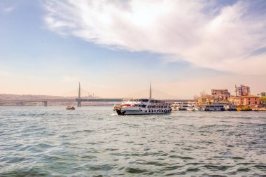 İstanbul, Türkiye 03 Nisan 2019: Türkiye'de Müslüman mimarisi ve su taşımacılığı - İstanbul Boğazı'nda deniz yolculuğundan gelen turistik manzaralar. Gün batımında İstanbul Şehir Manzarası - eski cami ve türk vapurları, Haliç manzarası.