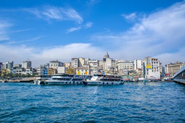 İstanbul, Türkiye 03 Nisan 2019: Türkiye'de Müslüman mimarisi ve su taşımacılığı - İstanbul Boğazı'nda deniz yolculuğundan gelen turistik manzaralar. Gün batımında İstanbul Şehir Manzarası - eski cami ve türk vapurları, Haliç manzarası.
