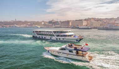 İstanbul, Türkiye 03 Nisan 2019: Türkiye'de Müslüman mimarisi ve su taşımacılığı - İstanbul Boğazı'nda deniz yolculuğundan gelen turistik manzaralar. Gün batımında İstanbul Şehir Manzarası - eski cami ve türk vapurları, Haliç manzarası.