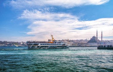 İstanbul, Türkiye 03 Nisan 2019: Türkiye'de Müslüman mimarisi ve su taşımacılığı - İstanbul Boğazı'nda deniz yolculuğundan gelen turistik manzaralar. Gün batımında İstanbul Şehir Manzarası - eski cami ve türk vapurları, Haliç manzarası.