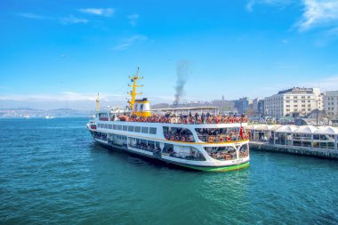 İstanbul, Türkiye 03 Nisan 2019: Türkiye'de Müslüman mimarisi ve su taşımacılığı - İstanbul Boğazı'nda deniz yolculuğundan gelen turistik manzaralar. Gün batımında İstanbul Şehir Manzarası - eski cami ve türk vapurları, Haliç manzarası.