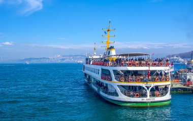 İstanbul, Türkiye 03 Nisan 2019: Türkiye'de Müslüman mimarisi ve su taşımacılığı - İstanbul Boğazı'nda deniz yolculuğundan gelen turistik manzaralar. Gün batımında İstanbul Şehir Manzarası - eski cami ve türk vapurları, Haliç manzarası.