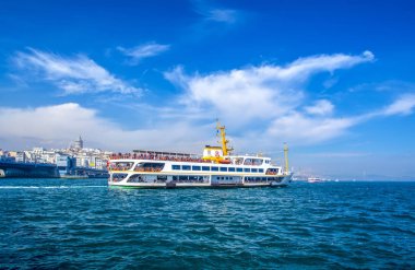 İstanbul, Türkiye 03 Nisan 2019: Türkiye'de Müslüman mimarisi ve su taşımacılığı - İstanbul Boğazı'nda deniz yolculuğundan gelen turistik manzaralar. Gün batımında İstanbul Şehir Manzarası - eski cami ve türk vapurları, Haliç manzarası.