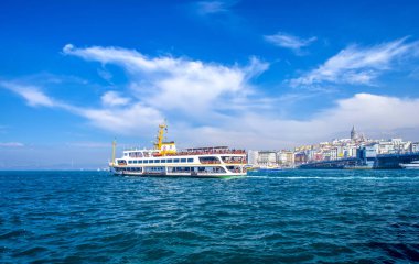 İstanbul, Türkiye 03 Nisan 2019: Türkiye'de Müslüman mimarisi ve su taşımacılığı - İstanbul Boğazı'nda deniz yolculuğundan gelen turistik manzaralar. Gün batımında İstanbul Şehir Manzarası - eski cami ve türk vapurları, Haliç manzarası.