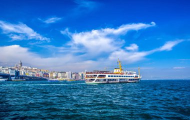 İstanbul, Türkiye 03 Nisan 2019: Türkiye'de Müslüman mimarisi ve su taşımacılığı - İstanbul Boğazı'nda deniz yolculuğundan gelen turistik manzaralar. Gün batımında İstanbul Şehir Manzarası - eski cami ve türk vapurları, Haliç manzarası.