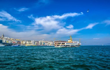 İstanbul, Türkiye 03 Nisan 2019: Türkiye'de Müslüman mimarisi ve su taşımacılığı - İstanbul Boğazı'nda deniz yolculuğundan gelen turistik manzaralar. Gün batımında İstanbul Şehir Manzarası - eski cami ve türk vapurları, Haliç manzarası.
