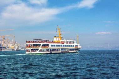 İstanbul, Türkiye 03 Nisan 2019: Türkiye'de Müslüman mimarisi ve su taşımacılığı - İstanbul Boğazı'nda deniz yolculuğundan gelen turistik manzaralar. Gün batımında İstanbul Şehir Manzarası - eski cami ve türk vapurları, Haliç manzarası.