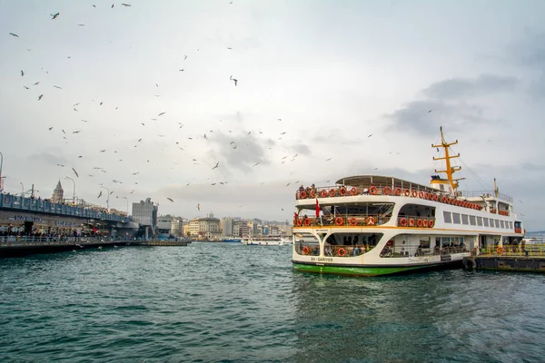 İstanbul, Türkiye 03 Nisan 2019: Türkiye'de Müslüman mimarisi ve su taşımacılığı - İstanbul Boğazı'nda deniz yolculuğundan gelen turistik manzaralar. Gün batımında İstanbul Şehir Manzarası - eski cami ve türk vapurları, Haliç manzarası.