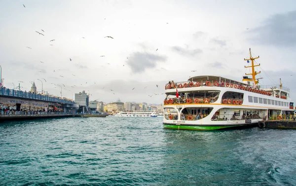 İstanbul, Türkiye 03 Nisan 2019: Türkiye'de Müslüman mimarisi ve su taşımacılığı - İstanbul Boğazı'nda deniz yolculuğundan gelen turistik manzaralar. Gün batımında İstanbul Şehir Manzarası - eski cami ve türk vapurları, Haliç manzarası.