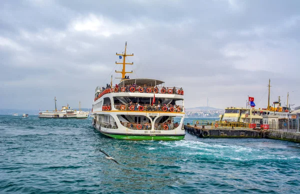 Estambul Turquía Abril 2019 Arquitectura Musulmana Transporte Acuático Turquía Hermosos —  Fotos de Stock