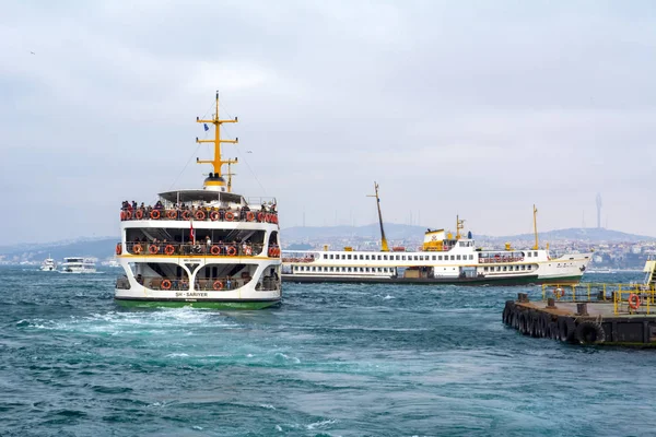 Estambul Turquía Abril 2019 Arquitectura Musulmana Transporte Acuático Turquía Hermosos —  Fotos de Stock