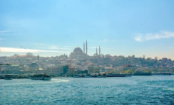 Istanbul Turkiet April 2019 Muslimsk Arkitektur Och Vatten Transport Turkiet — Stockfoto