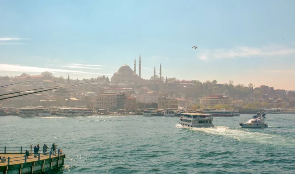 İstanbul, Türkiye 03 Nisan 2019: Türkiye'de Müslüman mimarisi ve su taşımacılığı - İstanbul Boğazı'nda deniz yolculuğundan gelen turistik manzaralar. Gün batımında İstanbul Şehir Manzarası - eski cami ve türk vapurları, Haliç manzarası.