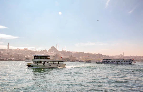İstanbul, Türkiye 03 Nisan 2019: Türkiye'de Müslüman mimarisi ve su taşımacılığı - İstanbul Boğazı'nda deniz yolculuğundan gelen turistik manzaralar. Gün batımında İstanbul Şehir Manzarası - eski cami ve türk vapurları, Haliç manzarası.