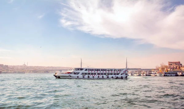 İstanbul, Türkiye 03 Nisan 2019: Türkiye'de Müslüman mimarisi ve su taşımacılığı - İstanbul Boğazı'nda deniz yolculuğundan gelen turistik manzaralar. Gün batımında İstanbul Şehir Manzarası - eski cami ve türk vapurları, Haliç manzarası.