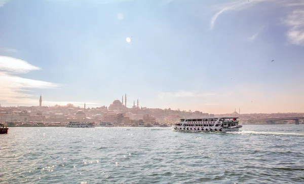 İstanbul, Türkiye 03 Nisan 2019: Türkiye'de Müslüman mimarisi ve su taşımacılığı - İstanbul Boğazı'nda deniz yolculuğundan gelen turistik manzaralar. Gün batımında İstanbul Şehir Manzarası - eski cami ve türk vapurları, Haliç manzarası.