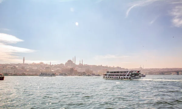 İstanbul, Türkiye 03 Nisan 2019: Türkiye'de Müslüman mimarisi ve su taşımacılığı - İstanbul Boğazı'nda deniz yolculuğundan gelen turistik manzaralar. Gün batımında İstanbul Şehir Manzarası - eski cami ve türk vapurları, Haliç manzarası.