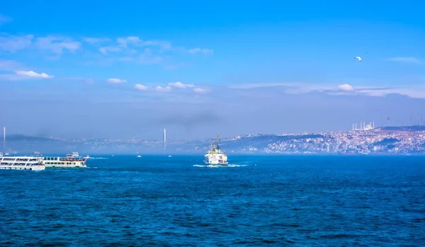 土耳其伊斯坦布尔 2019年4月3日 土耳其的穆斯林建筑和水上交通 从博斯普鲁斯海峡海上航行的美丽景观旅游地标 日落时分伊斯坦布尔的城市景观 古老的清真寺和土耳其汽船 金角景观 — 图库照片