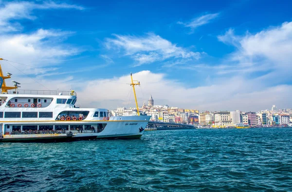 İstanbul, Türkiye 03 Nisan 2019: Türkiye'de Müslüman mimarisi ve su taşımacılığı - İstanbul Boğazı'nda deniz yolculuğundan gelen turistik manzaralar. Gün batımında İstanbul Şehir Manzarası - eski cami ve türk vapurları, Haliç manzarası.