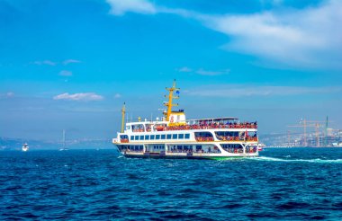 İstanbul, Türkiye 03 Nisan 2019: Türkiye'de Müslüman mimarisi ve su taşımacılığı - İstanbul Boğazı'nda deniz yolculuğundan gelen turistik manzaralar. Gün batımında İstanbul Şehir Manzarası - eski cami ve türk vapurları, Haliç manzarası.