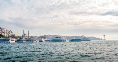 İstanbul, Türkiye 03 Nisan 2019: Türkiye'de Müslüman mimarisi ve su taşımacılığı - İstanbul Boğazı'nda deniz yolculuğundan gelen turistik manzaralar. Gün batımında İstanbul Şehir Manzarası - eski cami ve türk vapurları, Haliç manzarası.