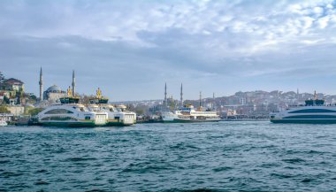 İstanbul, Türkiye 03 Nisan 2019: Türkiye'de Müslüman mimarisi ve su taşımacılığı - İstanbul Boğazı'nda deniz yolculuğundan gelen turistik manzaralar. Gün batımında İstanbul Şehir Manzarası - eski cami ve türk vapurları, Haliç manzarası.