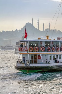 İstanbul, Türkiye 03 Nisan 2019: Türkiye'de Müslüman mimarisi ve su taşımacılığı - İstanbul Boğazı'nda deniz yolculuğundan gelen turistik manzaralar. Gün batımında İstanbul Şehir Manzarası - eski cami ve türk vapurları, Haliç manzarası.